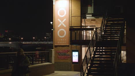 Exterior-De-Oxo-Tower-Wharf-En-La-Orilla-Sur-De-Londres-Por-La-Noche