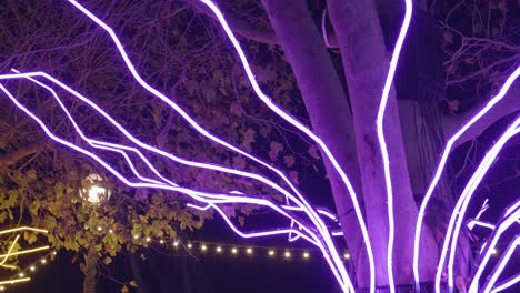 Nahaufnahme-Von-Bäumen,-Die-Nachts-Am-Südufer-In-London-Mit-Lichtern-Geschmückt-Sind