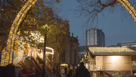 Concurrido-Mercado-Navideño-Puestos-De-Comida-En-Birmingham,-Reino-Unido-Al-Atardecer