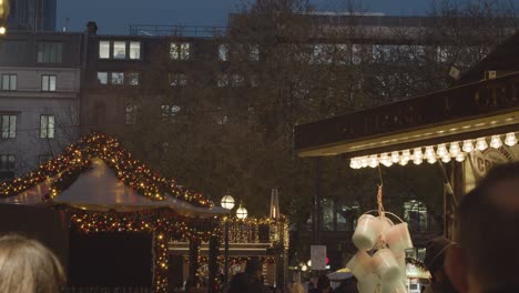 Belebte-Essensstände-Auf-Dem-Weihnachtsmarkt-In-Birmingham,-Großbritannien,-In-Der-Abenddämmerung-2