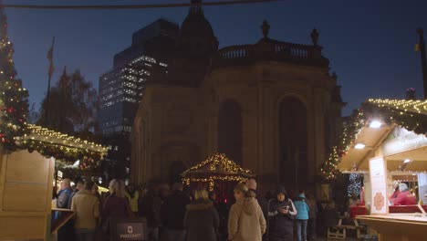 Concurrido-Mercado-Navideño-Puestos-De-Comida-En-Birmingham,-Reino-Unido-Al-Atardecer-10