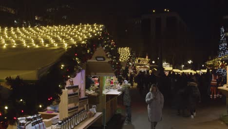 Busy-Christmas-Market-Food-Stalls-In-Birmingham-UK-At-Night