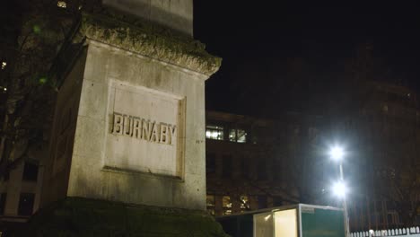 Base-Del-Obelisco-Monumento-A-Frederick-Burnaby-En-Temple-Row-Birmingham-En-La-Noche