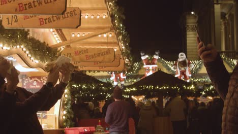 Essens--Und-Getränkestände-Auf-Dem-Frankfurter-Weihnachtsmarkt-In-Birmingham-Uk-Nachts-3