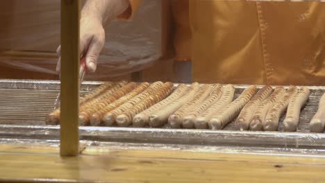 Nahaufnahme-Des-Stalls,-Der-Bratwurst-Auf-Dem-Frankfurter-Weihnachtsmarkt-In-Birmingham,-Großbritannien,-Nachts-Verkauft