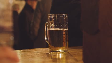 Cerca-De-Una-Persona-Bebiendo-Cerveza-En-Los-Puestos-Del-Mercado-Navideño-De-Frankfurt-En-Birmingham,-Reino-Unido-Por-La-Noche