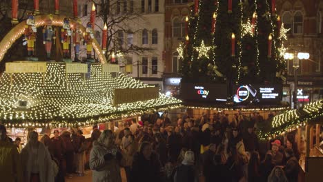 Puestos-De-Comida-Y-Bebida-En-El-Mercado-De-Navidad-De-Frankfurt-En-Victoria-Square-Birmingham-Uk-En-La-Noche