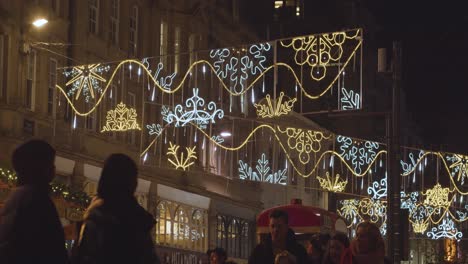 Weihnachtsbeleuchtung-über-Den-Geschäften-In-Der-New-Street-In-Birmingham,-Großbritannien-Bei-Nacht