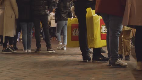 Nahaufnahme-Der-Beine-Der-Weihnachtskäufer-In-Der-New-Street-In-Birmingham,-Großbritannien,-Bei-Nacht