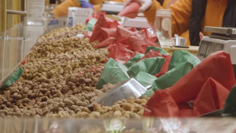 Cerca-Del-Puesto-De-Venta-De-Nueces-En-El-Mercado-Navideño-De-Frankfurt-En-Birmingham,-Reino-Unido-Por-La-Noche