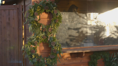 Cerca-De-Coronas-Navideñas-A-La-Venta-Al-Aire-Libre-En-El-Centro-De-Jardinería.