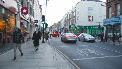 Geschäfte-Auf-Putney-High-Street-London-Beschäftigt-Mit-Käufern-Und-Verkehr-6