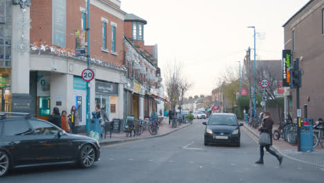 Geschäfte-Auf-Putney-High-Street-London-Dekoriert-Für-Weihnachten-Beschäftigt-Mit-Käufern-Und-Verkehr