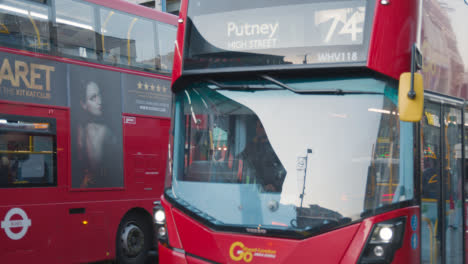 Geschäfte-Auf-Putney-High-Street-London-Beschäftigt-Mit-Käufern-Und-Verkehr-3