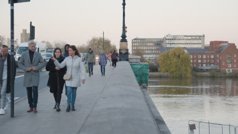 Pedestrians-And-Traffic-Crossing-Putney-Bridge-Over-River-Thames-In-London-In-Winter