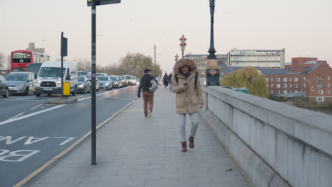 Fußgänger-Und-Verkehr-überqueren-Die-Putney-Bridge-über-Die-Themse-In-London-Im-Winter-1