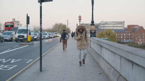 Peatones-Y-Tráfico-Cruzando-El-Puente-Putney-Sobre-El-Río-Támesis-En-Londres-En-Invierno-1