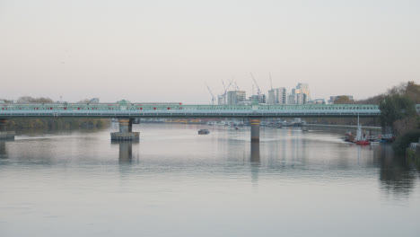 Fulham-Rail-Bridge-Mit-Zug-über-Die-Themse-In-London-Im-Winter-1
