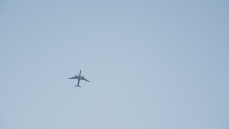 Jet-Comercial-Volando-Sobre-El-Cielo-Azul