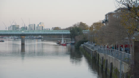 Fulham-Rail-Bridge-Mit-Zug-über-Die-Themse-In-London-Im-Winter-2
