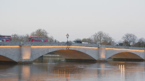 Putney-Bridge-über-Die-Themse-In-London-Im-Winter-Beleuchtet-Mit-Bussen-1