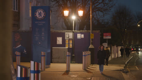 Exterior-Del-Estadio-Stamford-Bridge,-Terreno-De-Juego-Del-Club-De-Fútbol-Chelsea-Londres-Por-La-Noche