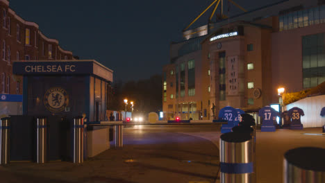 Außenansicht-Des-Stamford-Bridge-Stadions,-Heimstadion-Des-Chelsea-Football-Club-London-Bei-Nacht-7