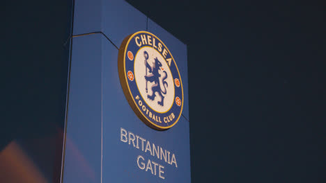 Außenansicht-Des-Stamford-Bridge-Stadions,-Heimstadion-Des-Chelsea-Football-Club-London-Bei-Nacht-9