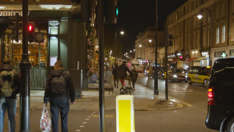 Geschäfte-In-Belgravia-London-Nachts-Mit-Käufern-Und-Verkehr-Beschäftigt