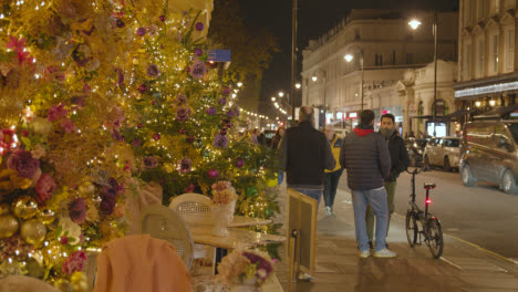 Tiendas-En-Belgravia-Londres-En-Navidad-Con-Compradores-Y-Tráfico-Por-La-Noche