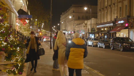 Shops-In-Belgravia-London-At-Christmas-With-Shoppers-And-Traffic-At-Night-3