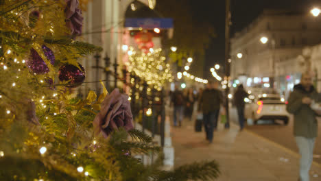 Shops-In-Belgravia-London-At-Christmas-With-Shoppers-And-Traffic-At-Night-1