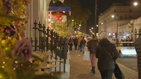 Shops-In-Belgravia-London-At-Christmas-With-Shoppers-And-Traffic-At-Night-2