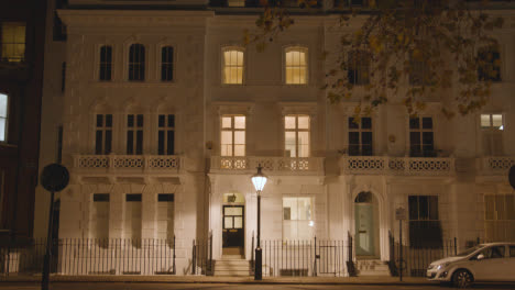 Exclusive-Luxury-Housing-In-Belgrave-Square-London-At-Night-7