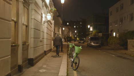 Hombre-Caminando-Por-Viviendas-De-Lujo-Exclusivas-En-Belgravia-Londres-Por-La-Noche