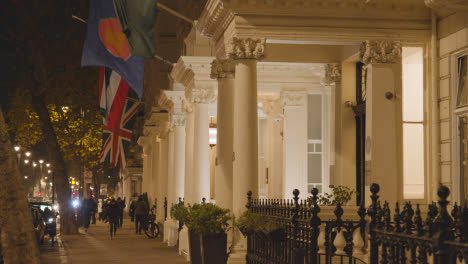 Fahnen-Vor-Luxushotels-In-Belgravia,-London-Bei-Nacht