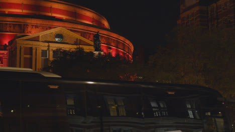 Außenansicht-Der-Royal-Albert-Hall-In-London,-Großbritannien,-Nachts-Beleuchtet