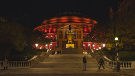 Außenansicht-Der-Royal-Albert-Hall-In-London,-Großbritannien,-Nachts-Mit-Flutlicht-Beleuchtet-5