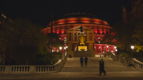 Außenansicht-Der-Royal-Albert-Hall-In-London,-Großbritannien,-Nachts-Mit-Flutlicht-Beleuchtet-6