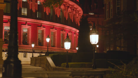 Außenansicht-Der-Royal-Albert-Hall-In-London,-Großbritannien,-Nachts-Mit-Flutlicht-Beleuchtet-12