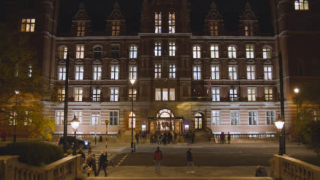 Außenansicht-Des-Royal-College-Of-Music-In-London-Bei-Nacht-2