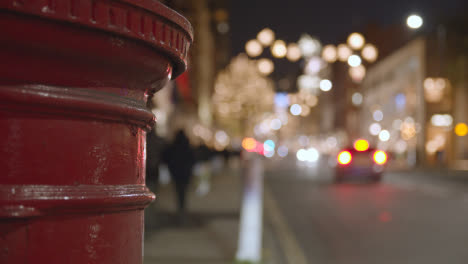 Post-Box-In-Belgravia-London-At-Christmas-With-Shoppers-And-Traffic-At-Night