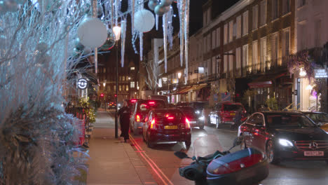 Tiendas-En-Belgravia-Londres-En-Navidad-Con-Compradores-Y-Trafico-En-La-Noche-4