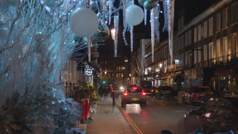 Shops-In-Belgravia-London-At-Christmas-With-Shoppers-And-Traffic-At-Night-5