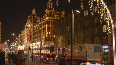 Exterior-Of-Harrods-Department-Store-In-London-Decorated-With-Christmas-Lights-3