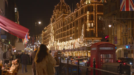 Außenansicht-Des-Kaufhauses-Harrods-In-London,-Geschmückt-Mit-Weihnachtsbeleuchtung-5