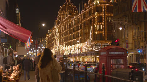 Exterior-De-Los-Grandes-Almacenes-Harrods-En-Londres-Decorado-Con-Luces-Navideñas-5