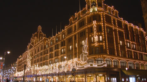 Außenansicht-Des-Kaufhauses-Harrods-In-London,-Geschmückt-Mit-Weihnachtsbeleuchtung-1