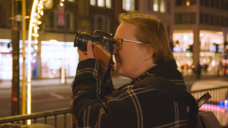 Turista-Tomando-Una-Foto-De-Las-Luces-Navideñas-Fuera-De-Los-Grandes-Almacenes-Harrods-En-Londres