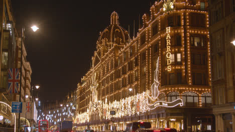 Exterior-De-Los-Grandes-Almacenes-Harrods-En-Londres-Decorado-Con-Luces-Navideñas-5